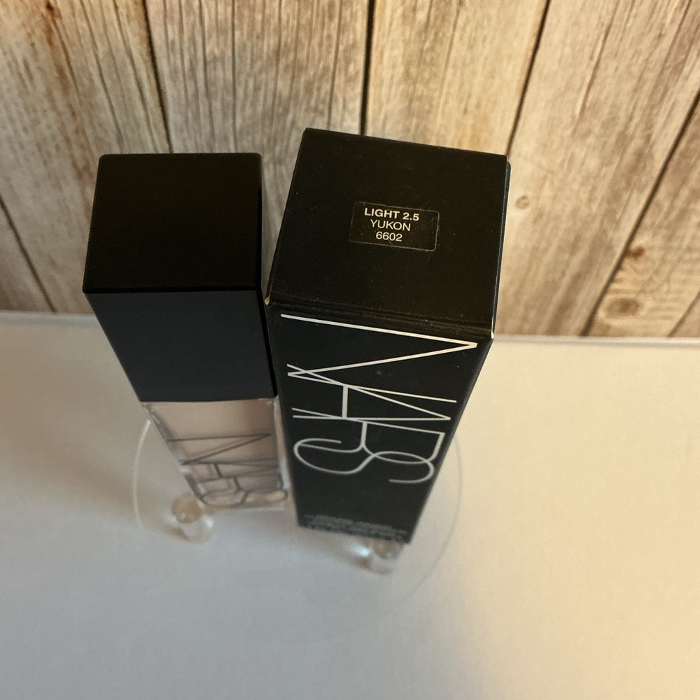 NARS Radiant Foundation in Black and Cream - Picture 2 of 2